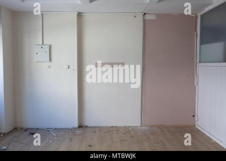 In einem unfertigen renoviert Zimmer mit separaten Fenster aus Metall und Beton Wand Stockfoto