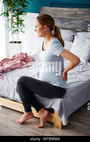 Schwangere Frauen leiden unter Rückenschmerzen Stockfoto