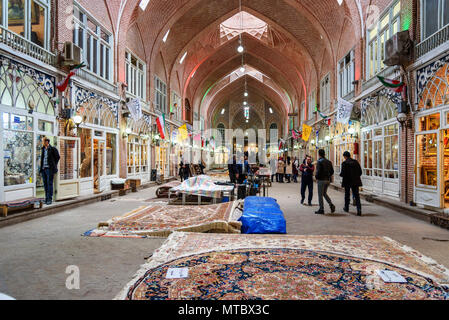 Tabriz, Osten der Provinz Aserbaidschan, Iran - 15. März 2018: Persische Teppiche und Vorleger Abschnitt in Täbris Grand Bazaar ist eine der ältesten Basare in der M Stockfoto