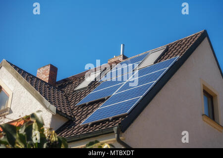 Ein Haus mit Solarzellen auf dem Dach Stockfoto