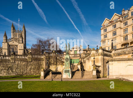 Parade Gärten mit Bath Abbey und Empire Hotel im Hintergrund, Badewanne, Somerset, Großbritannien Stockfoto