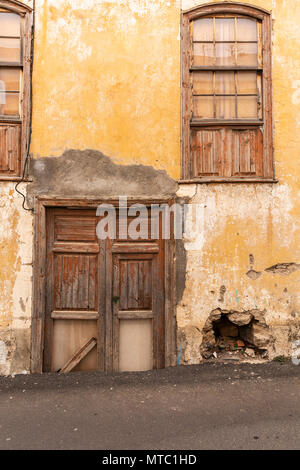 Abstrakte details der alten hölzernen Türen und Fenstern, vernachlässigt mit Peeling Lack und Glas, Vilaflor, Kanarische Inseln, Spanien, Stockfoto
