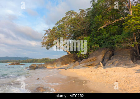 Strand, Sand und Meer bei Sonnenuntergang Stockfoto