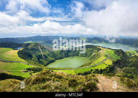 Luftaufnahme von Lagoa de Santiago in Sete Cidades Volcano Complex entfernt, Sao Miguel, Azoren, Portugal Stockfoto