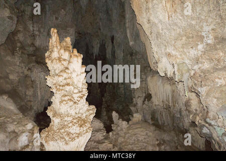 Stalaktiten und Stalagmiten in einer Höhle Stockfoto