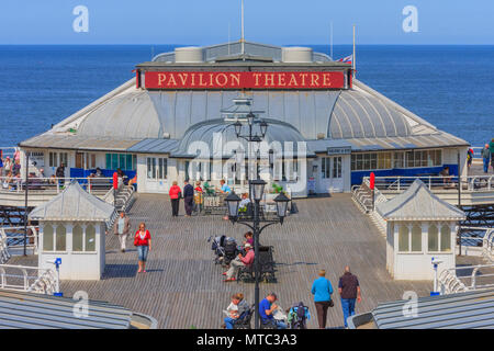 Pavilion Theatre und die Menschen geniessen die Frühlingssonne auf Cromer Pier, Cromer Norfolk England England Stockfoto