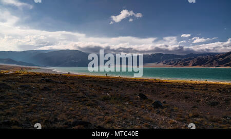 Panoramablick auf Orto-Tokoy Reservoir an Chu Fluss in Naryn, Kirgisistan Stockfoto