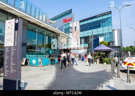 Ein Blick auf die Außenseite der Westfield Shopping Center im White City, Shepherd's Bush in West London, UK. Stockfoto