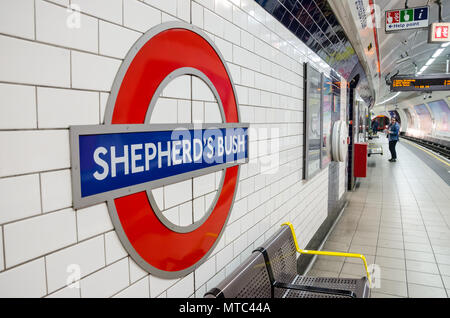 Auf der Plattform in der Londoner U-Bahnstation Shepherds Bush. Stockfoto