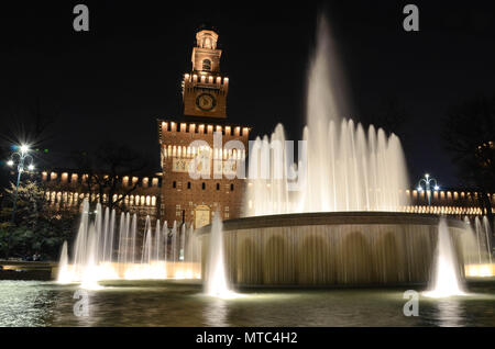 Wasser Brunnen vor dem Schloss Sforza (Castello Sforzesco) Nachts, Mailand, Lombardei, Italien, Januar 2018 Stockfoto