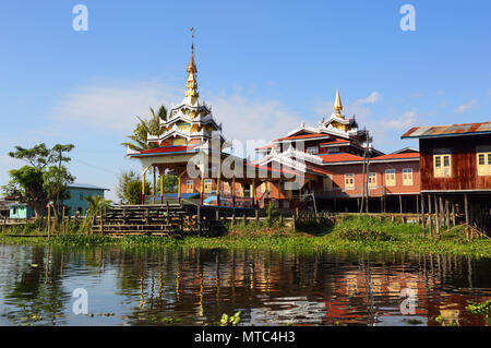 Buddhistische Tempel im Dorf auf dem Inle See, Myanmar Stockfoto