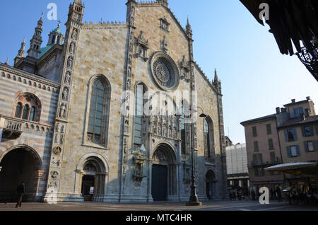 Haupteingang Fassade des Comer Dom (Kathedrale Santa Maria Assunta; Duomo di Como) die Stadt Como, Comer See, Lombardei, Italien, Januar 2018 Stockfoto