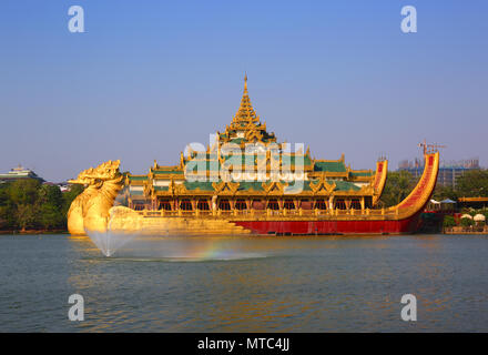 Schwankenden Kahn Karaweik-halle Folgen in Yangon Stockfoto