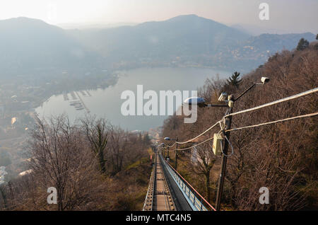 Blick auf den Comer See der Comer See - Brunate Standseilbahn, Brunate, Comer See, Comer See, Lombardei, Italien, Januar 2018 Stockfoto