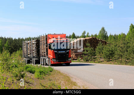 Orange Scania R 650 logging Truck auf Probefahrt in ländlichen Straße durch Feder Wald bei Scania Tour 2018 in Lohja, Finnland - 25. Mai 2018. Stockfoto