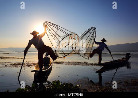 Traditionelle Fischer Silhouette in der Inle See Stockfoto