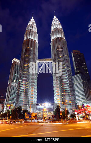 Petronas Twin Towers bei Nacht in Kuala Lumpur Stockfoto