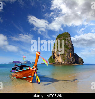 Long tail Boot am tropischen Strand (Pranang Strand) und Rock, Krabi Stockfoto