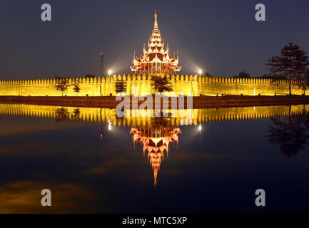 Fort oder Royal Palace in Mandalay bei Nacht Stockfoto