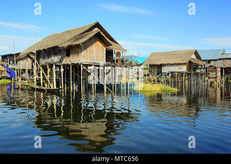 Gestelzt Häuser im Dorf auf dem Inle See Stockfoto