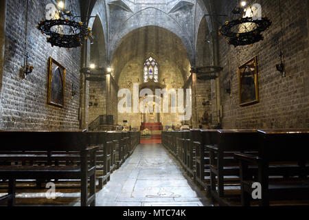 BARCELONA - 29. Mai: Sankt Anna Kirche Innenraum im Gothischen Viertel am 29. Mai 2018 in Barcelona. Stockfoto