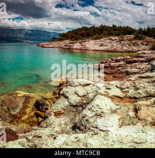 Felsen durch die Lagune auf der Insel Brac, Kroatien. Stockfoto