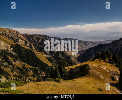 Panoramablick Moldo-Ashuu pass aka Ak Tala in der Nähe von Artikel Kurtka an Naryn. Kirgisistan Stockfoto