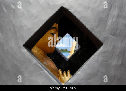 Bogor, Indonesien. 29 Mai, 2018. Buddhisten Beten vor dem schlafenden Buddha Statue im Dharma buddhistischer Tempel. Credit: Adriana Adinandra/Pacific Press/Alamy leben Nachrichten Stockfoto