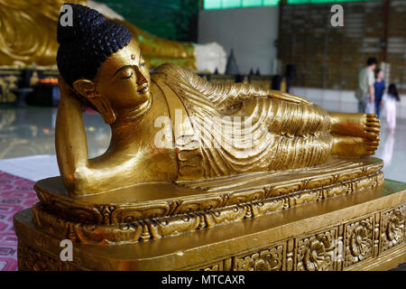 Bogor, Indonesien. 29 Mai, 2018. Buddhisten Beten vor dem schlafenden Buddha Statue im Dharma buddhistischer Tempel. Credit: Adriana Adinandra/Pacific Press/Alamy leben Nachrichten Stockfoto