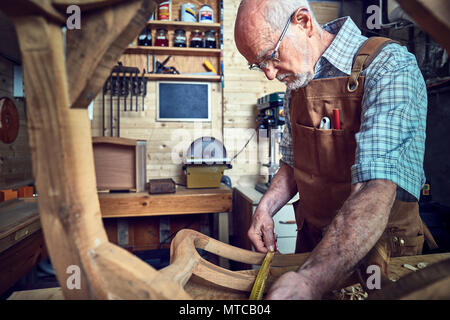 Senior Zimmermann in seiner Werkstatt Stockfoto