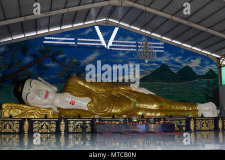 Bogor, Indonesien. 29 Mai, 2018. Buddhisten Beten vor dem schlafenden Buddha Statue im Dharma buddhistischer Tempel. Credit: Adriana Adinandra/Pacific Press/Alamy leben Nachrichten Stockfoto