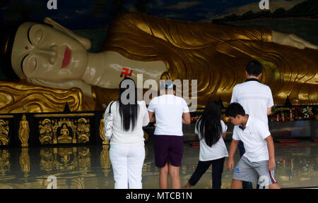 Bogor, Indonesien. 29 Mai, 2018. Buddhisten Beten vor dem schlafenden Buddha Statue im Dharma buddhistischer Tempel. Credit: Adriana Adinandra/Pacific Press/Alamy leben Nachrichten Stockfoto