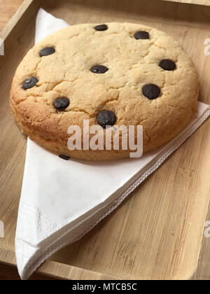 Chocolate Chip Cookie in Holz- platte mit Serviette. Süße Vorspeise. Stockfoto