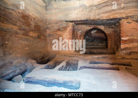 In einem Königsgrab von Petra, Jordanien. U-Bahn alte Felsen carving, Höhle als Begräbnisstätte Stockfoto