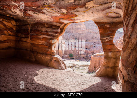 In einem Königsgrab von Petra, Jordanien. U-Bahn alte Felsen carving, Höhle als Begräbnisstätte Stockfoto