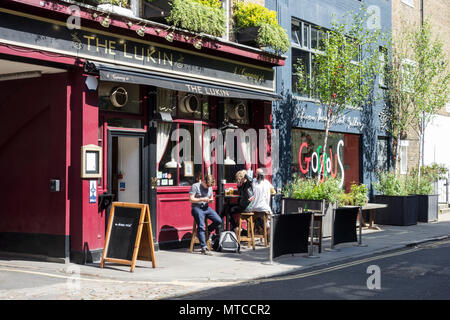 Die Lukin Public House und die Rebecca Hossack Galerie auf Conway Street, Fitzroy Square, Westminster, London, W1, UK Stockfoto