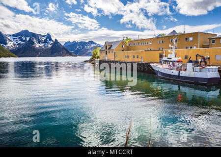 Der Hafen von Husoy Dorf auf der Insel Senja jenseits des Polarkreises in Norwegen Stockfoto