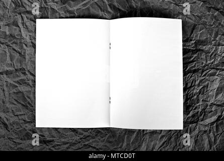 Leere geöffnet Broschüre Grau zerknittert Papier Hintergrund Stockfoto