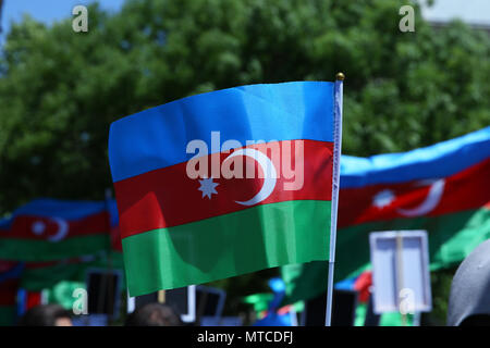 Aserbaidschan Fahne in Baku, Aserbaidschan. Nationale Zeichen Hintergrund. Rot Grün Blau Flagge. Aserbaidschan Nationalflagge mit Halbmond. Aserbaidschan tradition Stockfoto