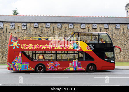 Cardiff, Wales, Großbritannien, 27. Mai 2018: Cardiff Tour Sightseeing Bus, außerhalb von Cardiff Castle Stockfoto