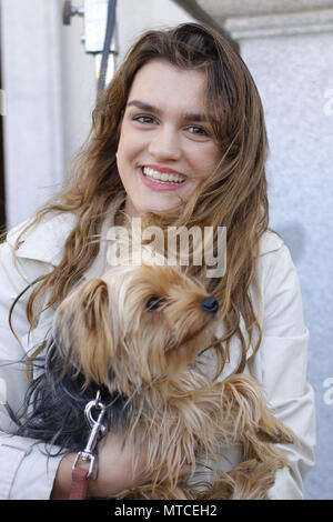 Spanische Sänger, die Spanien für 2018 Eurovision Song Contest, Amaia Romero und Alfred García repräsentieren, posieren für die Medien vor der Abreise für Lissabon, Madrid, Spanien, 27. April 2018. Amaia und Alfred teilnehmen werden in der 63. Ausgabe des Wettbewerbs, die Stattfindet am 12.Mai in der portugiesischen Hauptstadt mit: Amaia Romero Wo: Madrid, Spanien Wann: 27. Apr 2018 Credit: Oscar Gonzalez/WENN.com Stockfoto