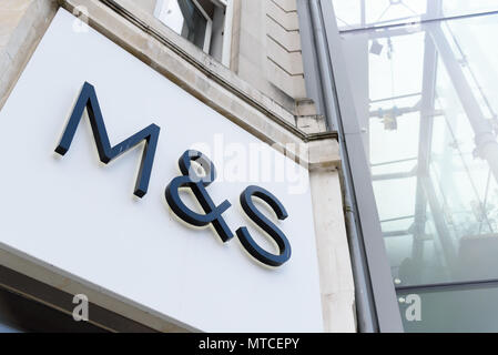 Cardiff, Wales, Großbritannien, 27. Mai 2018: Die M&S-Logo über dem Eingang des Marks und Spencer store in Cardiff. M&S Einzelhandel Bekleidung, Lebensmittel und h Stockfoto