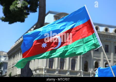 Aserbaidschan Fahne in Baku, Aserbaidschan. Nationale Zeichen Hintergrund. Rot Grün Blau Flagge. Aserbaidschan Nationalflagge mit Halbmond. Aserbaidschan tradition Stockfoto