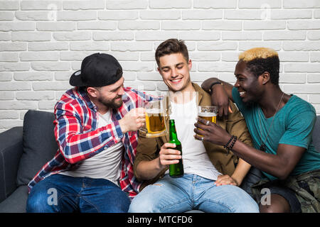 Gerne männliche Freunde mit Vuvuzela, Sport im TV Stockfoto