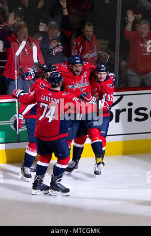Hauptstädte linken Flügel Alex Ovechkin (8), Hauptstädte rechten Flügel T.J. Oshie (77), Hauptstädte defenseman John Carlson (74). Stockfoto
