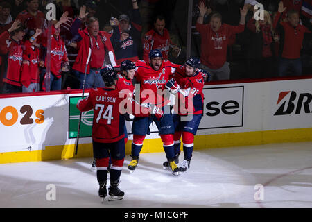 Hauptstädte linken Flügel Alex Ovechkin (8), Hauptstädte rechten Flügel T.J. Oshie (77), Hauptstädte defenseman John Carlson (74). Stockfoto