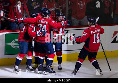 Hauptstädte linken Flügel Alex Ovechkin (8), Hauptstädte rechten Flügel T.J. Oshie (77), Hauptstädte defenseman John Carlson (74). Stockfoto