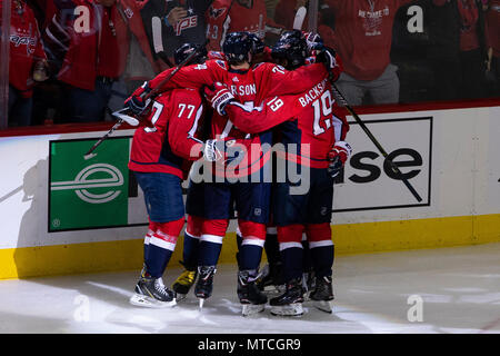 Hauptstädte linken Flügel Alex Ovechkin (8), Hauptstädte rechten Flügel T.J. Oshie (77), Hauptstädte defenseman John Carlson (74). Stockfoto