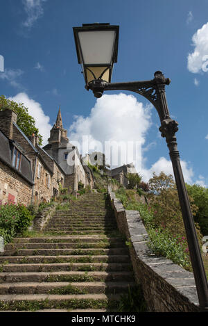 Hundert und vierzig - zwei Schritte führen zur Eglise de Brelevenez, Lannion, Côtes-d'Armor, Bretagne, Frankreich. Stockfoto