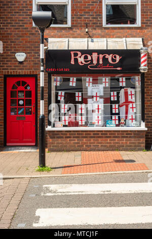 Im Retrostil Friseur in Berka/Werra, Hampshire, UK, mit fensterdekorationen von England Fahnen vor der WM 2018 Stockfoto